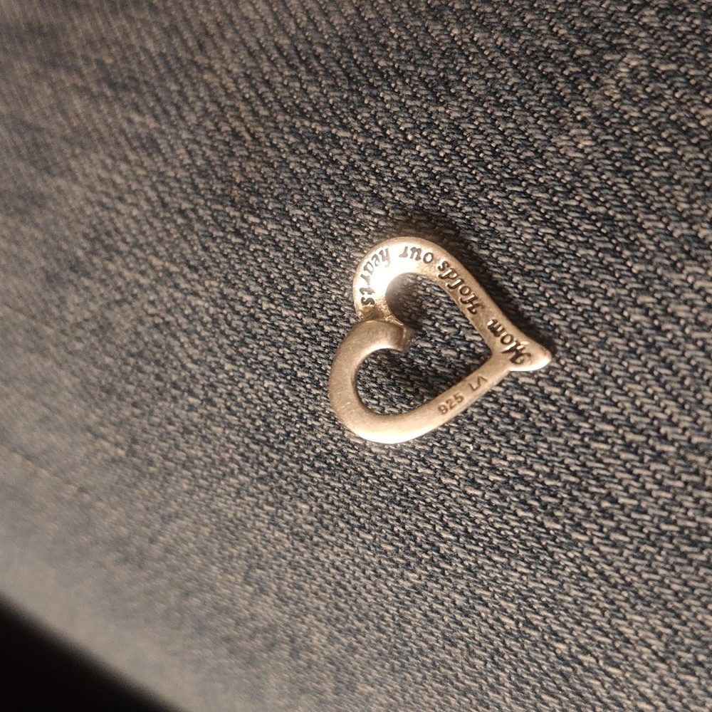 925 silver heart "mom holds our hearts"